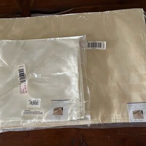 Reflections Ivory Table Linens Set